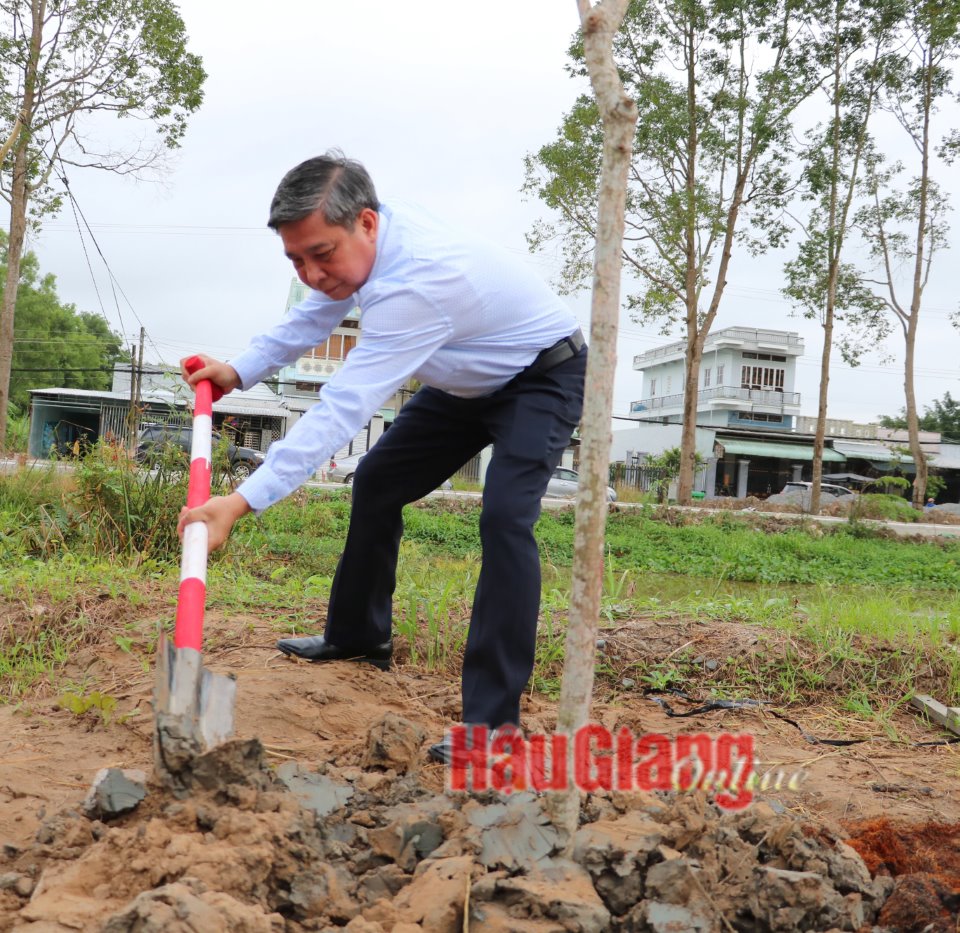 Đồng chí Đồng Văn Thanh, Phó Bí thư Tỉnh ủy, Chủ tịch UBND tỉnh, tham gia trồng cây tại lễ phát động.